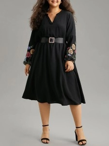 Elegant premium waist V-neck embroidered dress Elegant premium waist V-neck embroidered dress